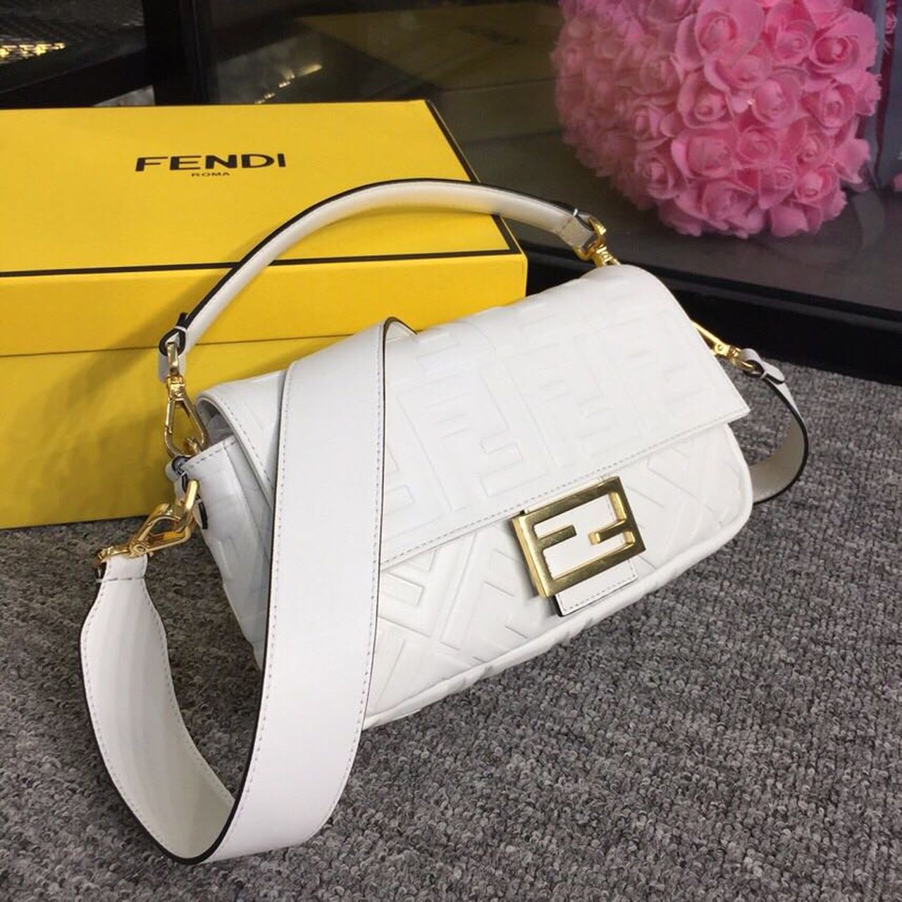 FI Baguette Nappa White For Women, Women&#8217;s Handbags, Shoulder And Crossbody Bags 10.6in/27cm FF 8BR600A72VF15AO